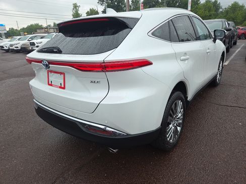 Certified 2024 Toyota Venza XLE AWD/4WD image 3