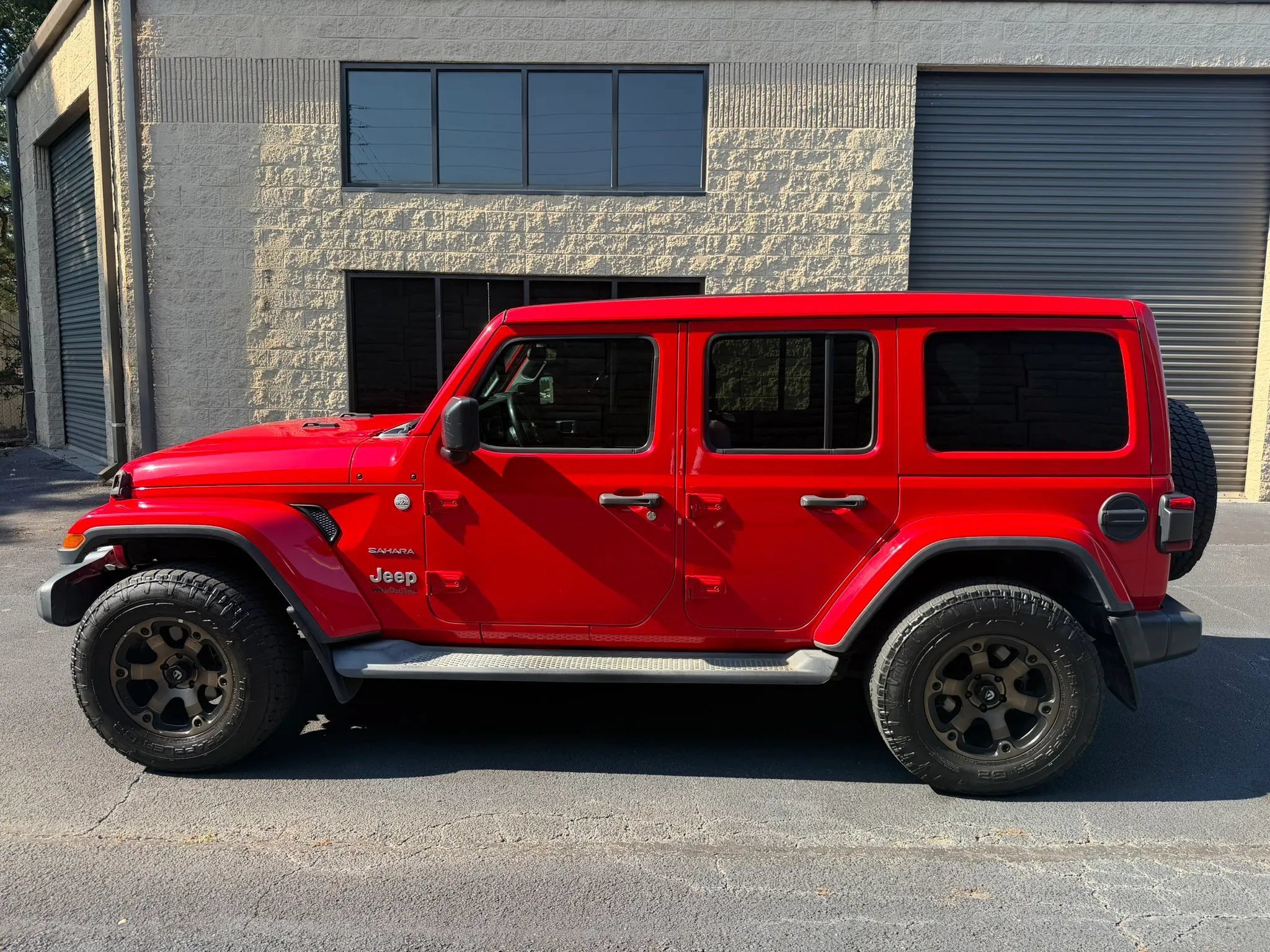 Used 2019 Jeep Wrangler Unlimited Sahara w/ LED Lighting Group AWD/4WD image 3