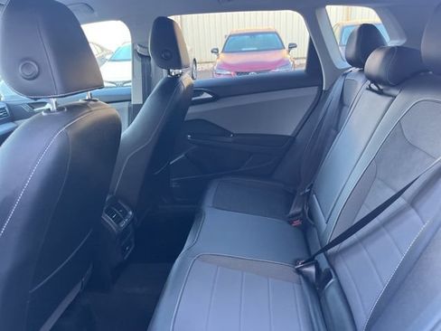 Used 2022 Volkswagen Taos SE FWD image 12
