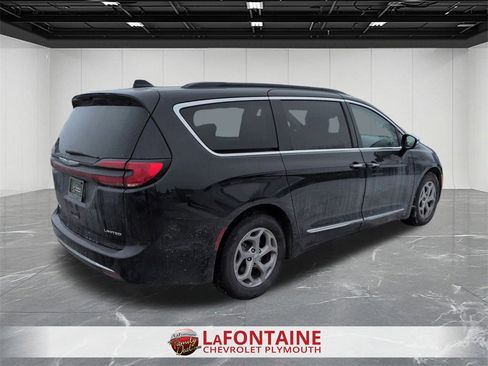 Used 2023 Chrysler Pacifica Limited image 8