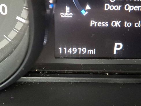 Used 2017 Land Rover Discovery Sport SE image 16