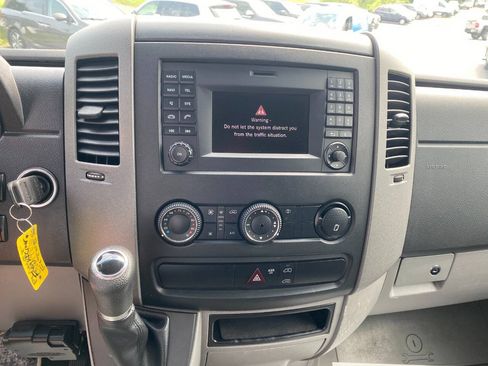 Used 2014 Freightliner Sprinter 2500 RWD image 19