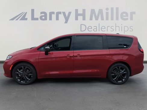 New 2026 Chrysler Pacifica Select FWD image 2