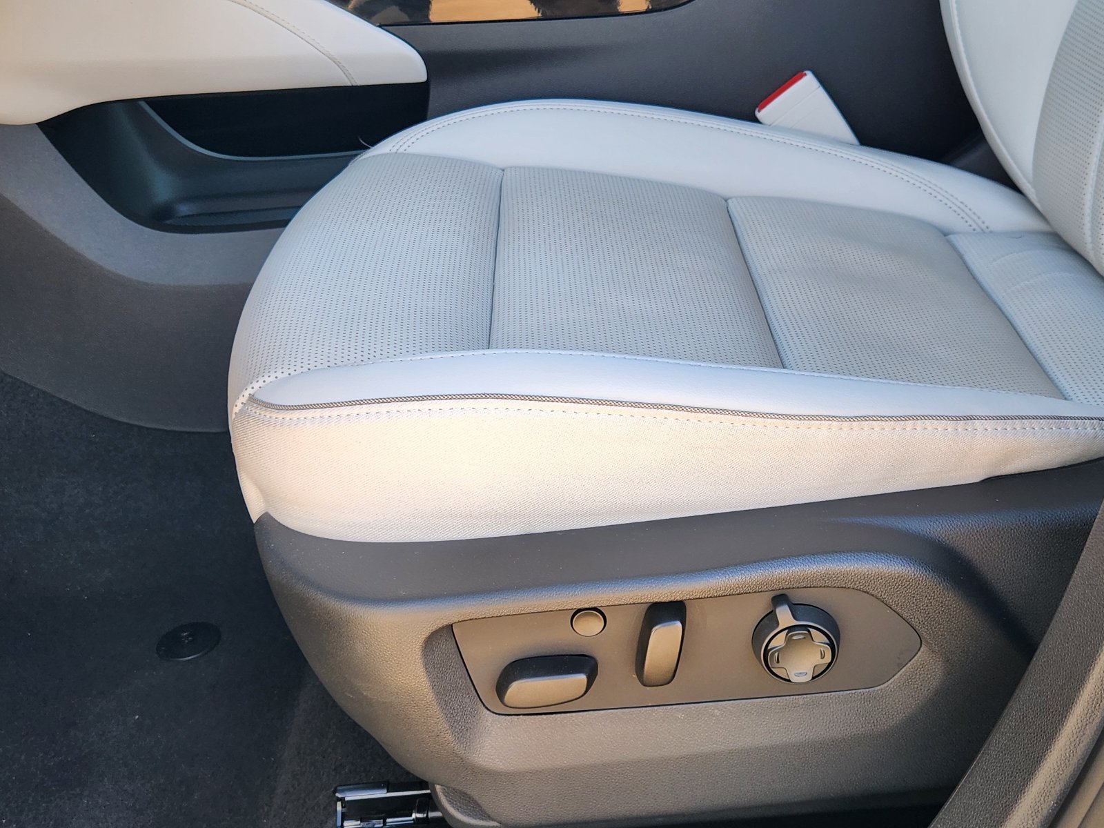 Used 2024 Buick Envision Avenir AWD/4WD image 32
