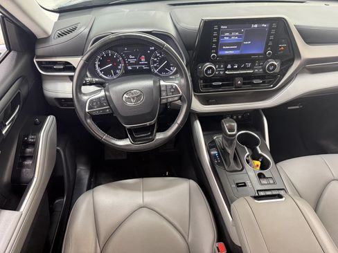Used 2021 Toyota Highlander XLE FWD image 16