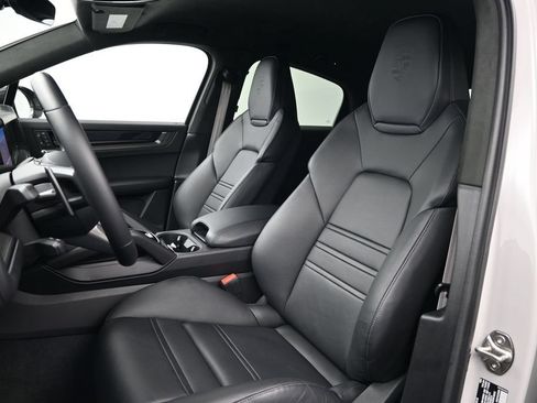 Certified 2025 Porsche Cayenne Turbo GT AWD/4WD image 5