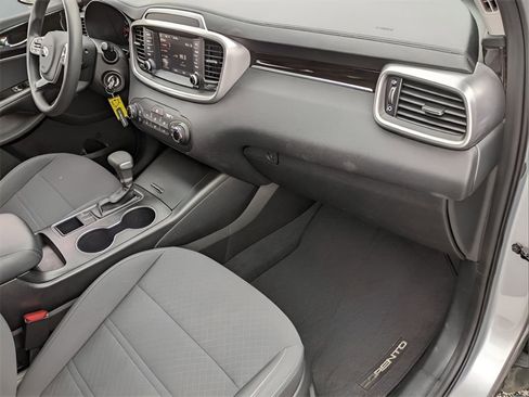 Used 2020 Kia Sorento LX V6 image 29