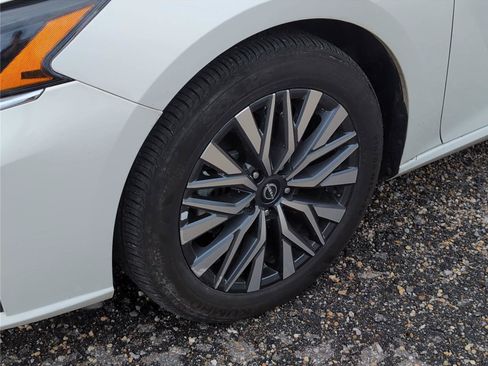 Used 2025 Nissan Altima 2.5 SV FWD image 11