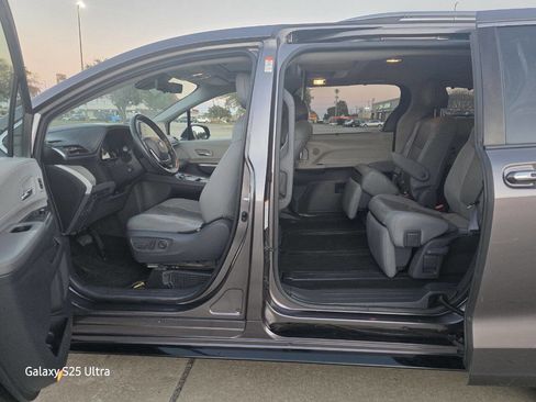 Used 2021 Toyota Sienna Limited image 13