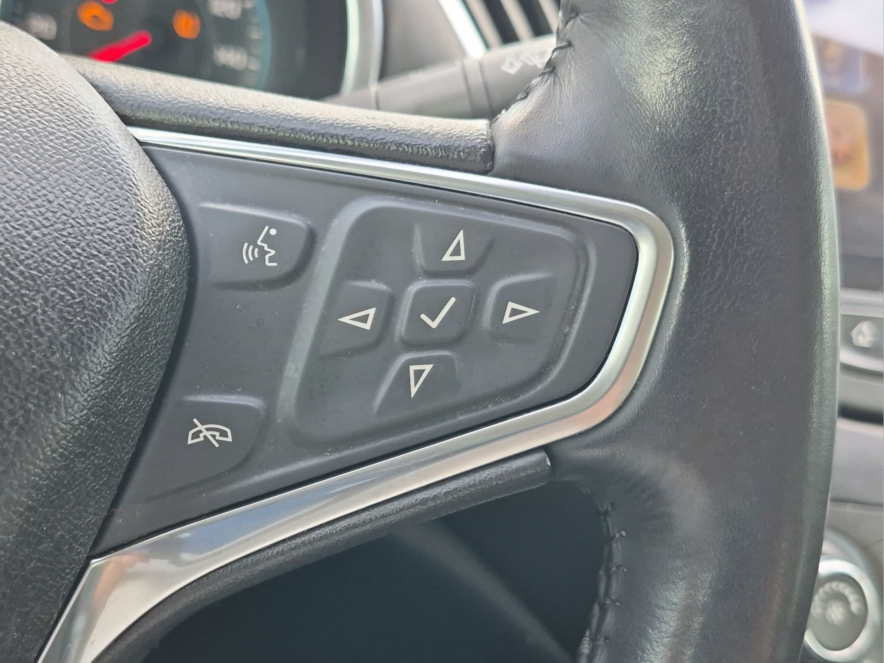 Used 2018 Chevrolet Malibu LT w/ Leather Package FWD image 10