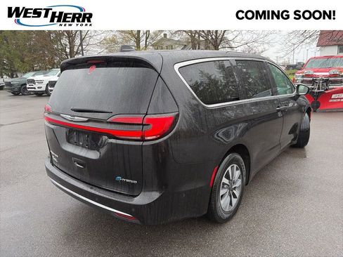 Used 2023 Chrysler Pacifica Touring-L w/ Uconnect Theater Family Group FWD image 2