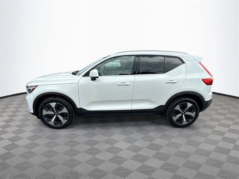 Used 2024 Volvo XC40 B5 Plus image 9