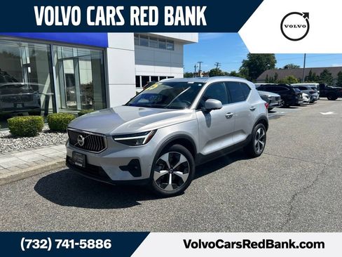 Used 2025 Volvo XC40 B5 Plus AWD/4WD image 1