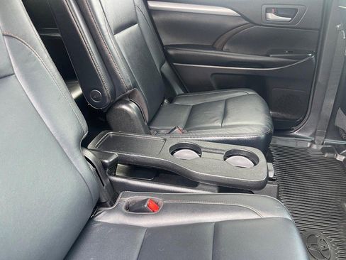 Used 2018 Toyota Highlander XLE AWD/4WD image 17