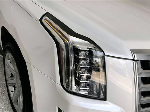 Used 2018 Cadillac Escalade Luxury AWD/4WD image 38