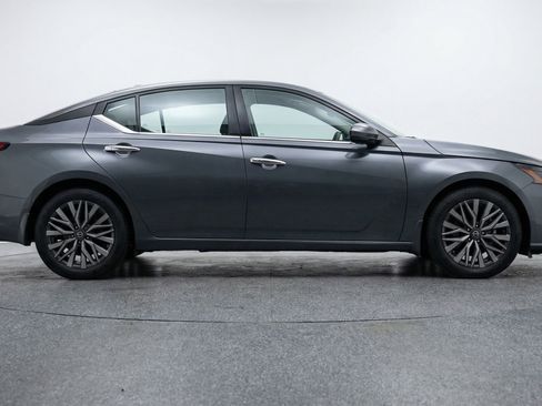 Used 2025 Nissan Altima 2.5 SV FWD image 11