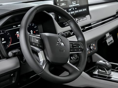 New 2025 Mitsubishi Outlander SE image 16