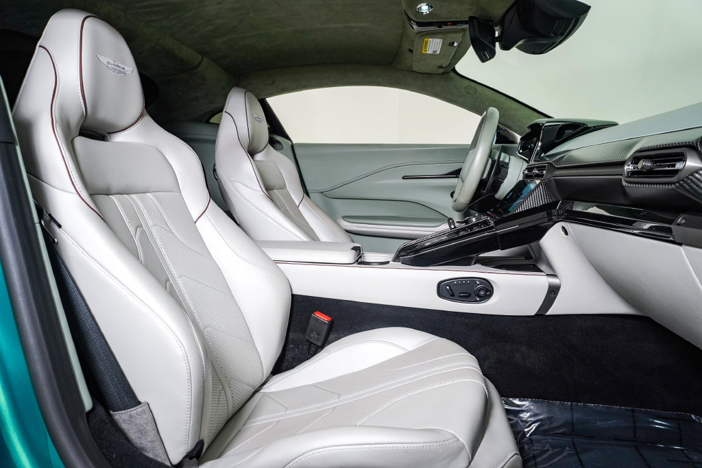 Used 2025 Aston Martin V8 Vantage Coupe RWD image 18