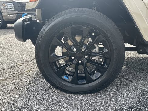 Used 2022 Jeep Wrangler Unlimited Sahara w/ Cold Weather Group image 11