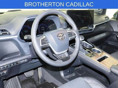 Used 2025 Toyota Sienna Platinum image 20