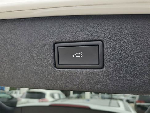 Used 2022 Volkswagen Tiguan SE R-Line image 10