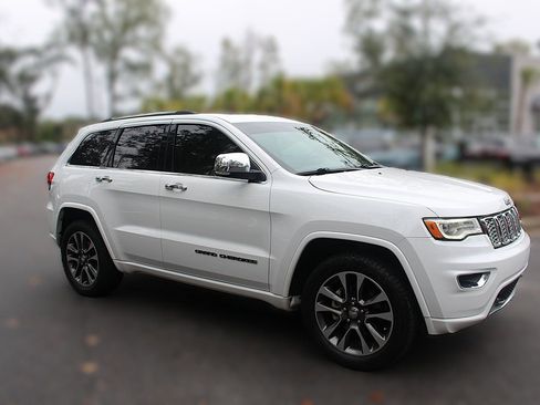 Used 2017 Jeep Grand Cherokee Overland image 12