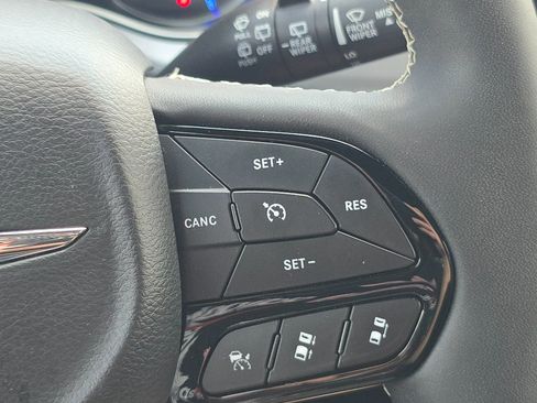 Used 2024 Chrysler Pacifica Limited FWD image 23