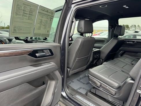 Used 2025 Chevrolet Suburban Z71 image 35