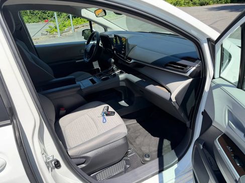 Used 2022 Toyota Sienna LE AWD/4WD image 35