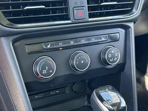 Certified 2022 Volkswagen Taos SE w/ Panoramic Sunroof Package FWD image 25