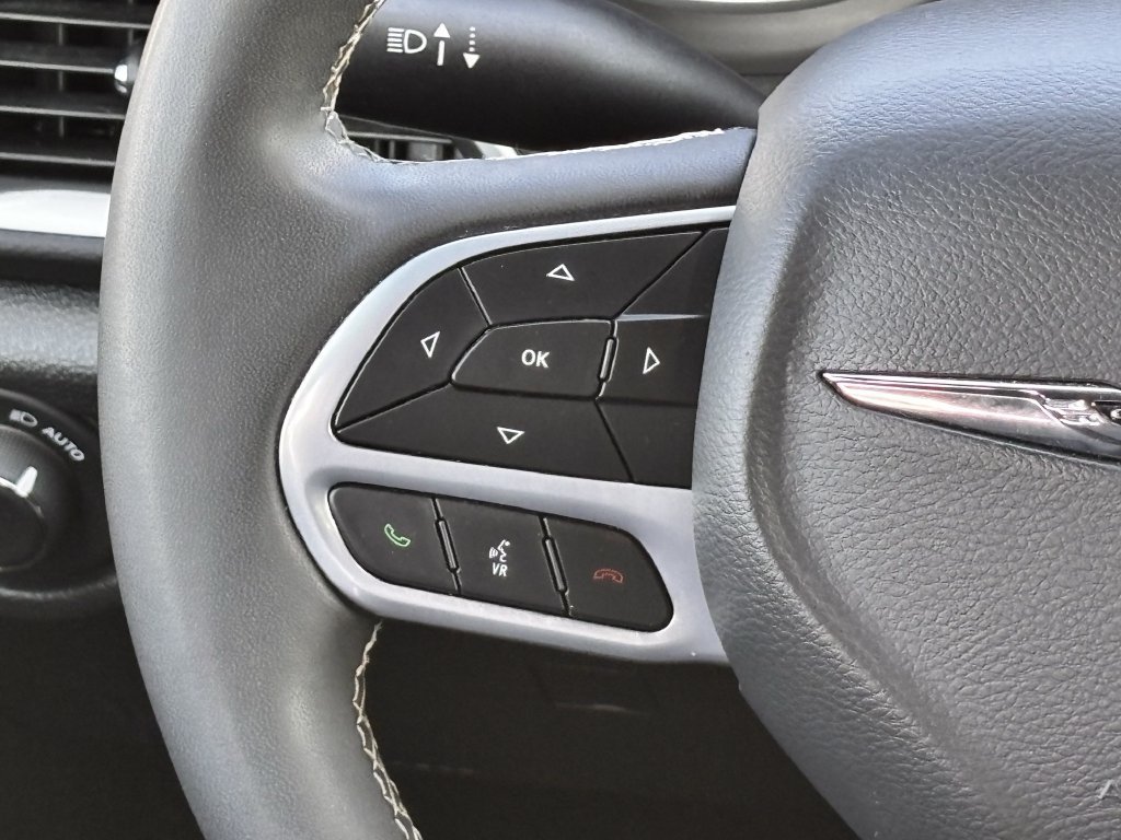 Used 2025 Chrysler Pacifica Select FWD image 11