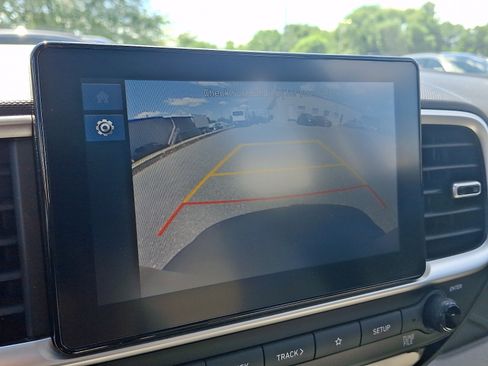 Used 2025 Hyundai Venue SEL FWD image 19