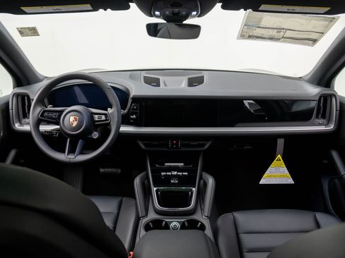 Certified 2025 Porsche Cayenne image 11