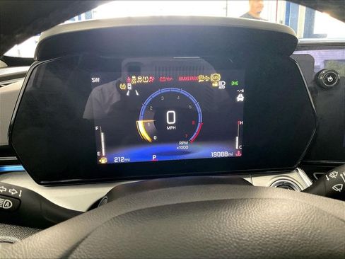 Used 2025 Chevrolet Trax LT w/ LT Convenience Package FWD image 24