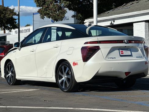 Certified 2018 Toyota Mirai Base image 6