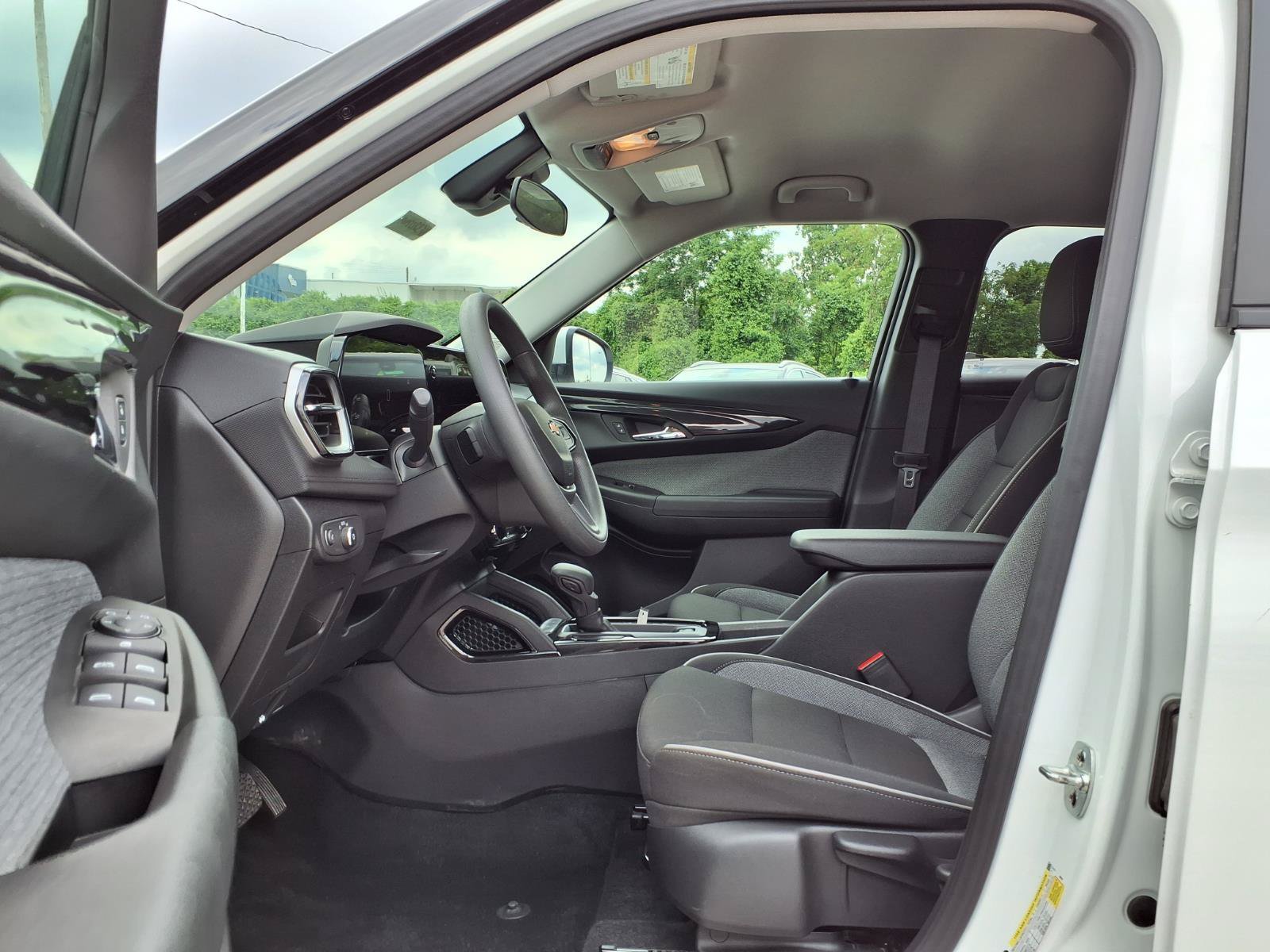Used 2025 Chevrolet TrailBlazer LT w/ Driver Confidence Package FWD image 24