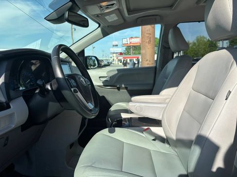 Used 2020 Toyota Sienna XLE Premium FWD image 18