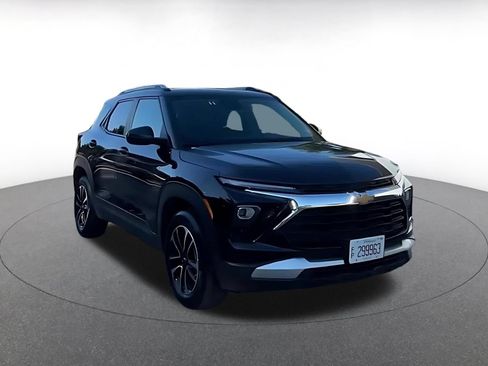 Used 2025 Chevrolet TrailBlazer LT AWD/4WD image 3