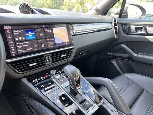 Used 2021 Porsche Cayenne AWD/4WD image 30