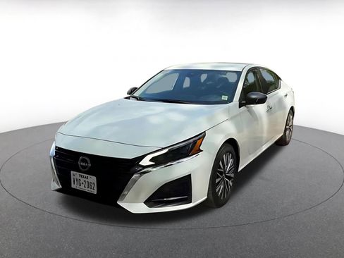 Used 2025 Nissan Altima 2.5 SV FWD image 7