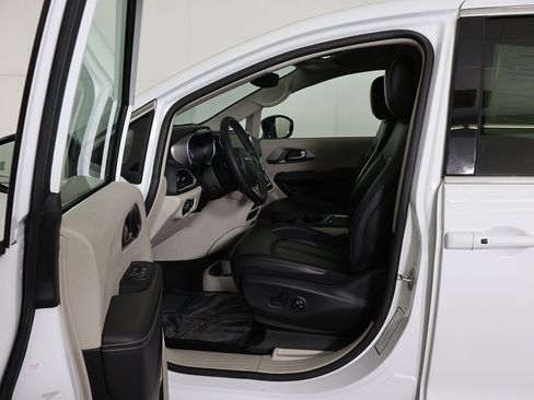 Used 2024 Chrysler Pacifica Touring-L image 28