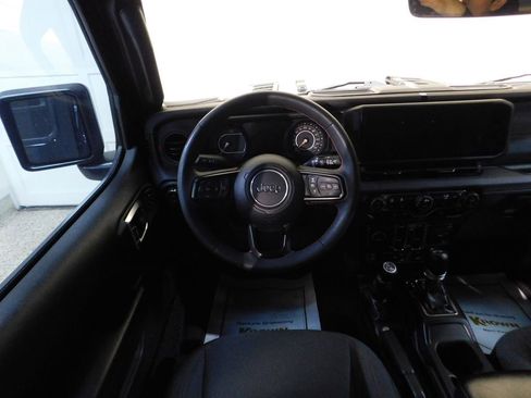 Used 2024 Jeep Wrangler Unlimited Rubicon w/ Technology Group AWD/4WD image 39