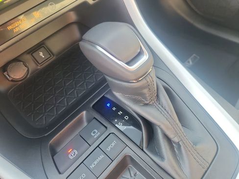 Used 2022 Toyota RAV4 XLE Premium image 32