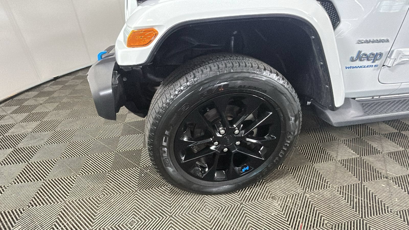 Used 2023 Jeep Wrangler Unlimited Sahara w/ Cold Weather Group AWD/4WD image 10