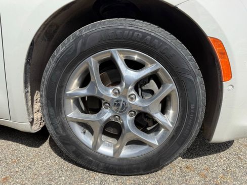 Used 2019 Chrysler Pacifica Limited w/ Advanced Safetytec Group FWD image 8