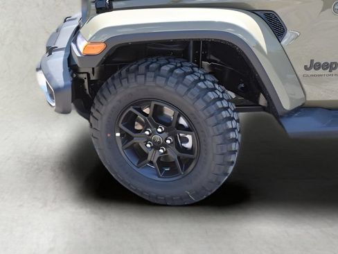 Used 2025 Jeep Gladiator Sport AWD/4WD image 9
