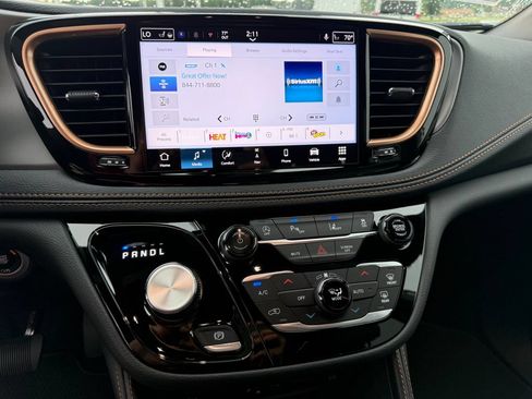 New 2027 Chrysler Pacifica Pinnacle w/ Theater Group FWD image 10