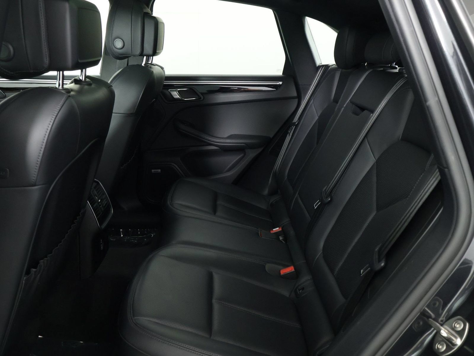 Certified 2021 Porsche Macan AWD/4WD image 33