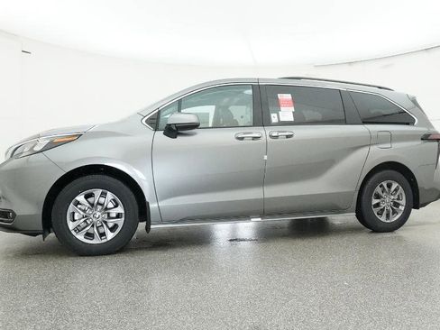 New 2026 Toyota Sienna XLE image 13