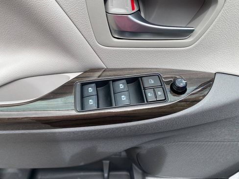 Used 2020 Toyota Sienna XLE FWD image 12